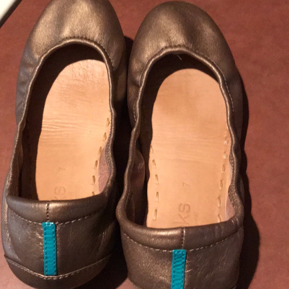 Size 7 Metallic bronze tieks.